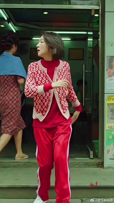 周冬雨走红毯鞋不小心掉了，微笑缓解尴尬