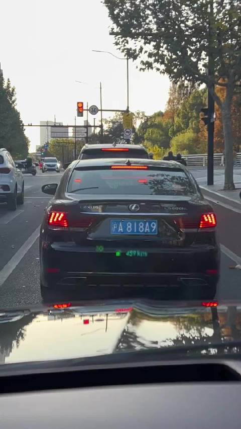 雷克萨斯LS600hL油混豪车当年落地价近300万