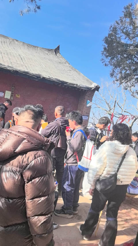 你看周末爬山的人多不，比赶集人都多