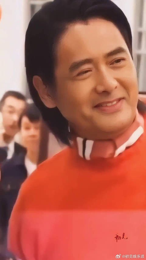 周润发偶遇粉丝热情合影，没有保镖不戴墨镜