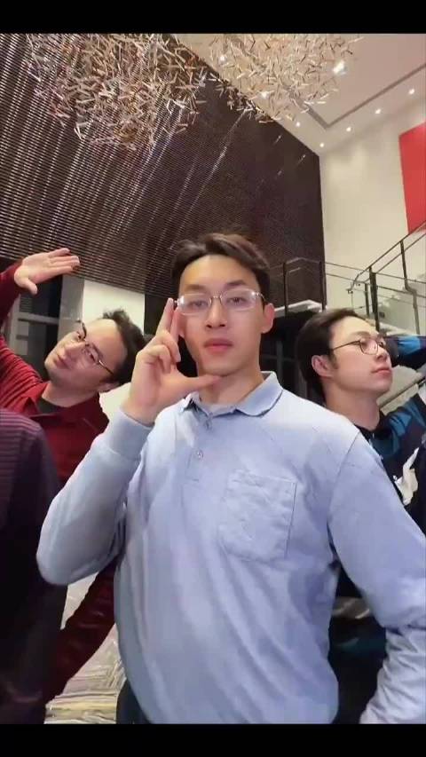 李宇春与不齐舞团合作烫脚舞挑战视频