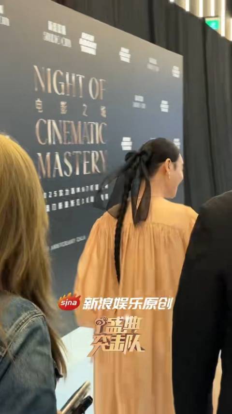 惠英红麻花辫+珍珠项链+长裙走红毯，今天的造型好优雅呀~ 2025实力派电影盛典