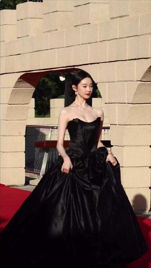 硬糖少女303成员张艺凡，北京大学生电影节红毯