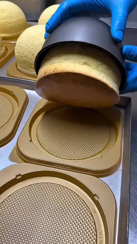 看起来很像蜡笔小新pp的蛋糕