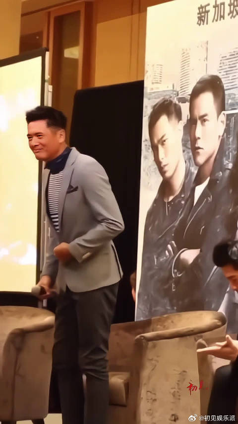 周润发腰弯的比主持人还低，骨子里的好人品，出行坐地铁，自己逛