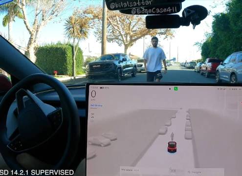 特斯拉FSD在面对“挑衅”的行人时，应对策略非常“克制”
