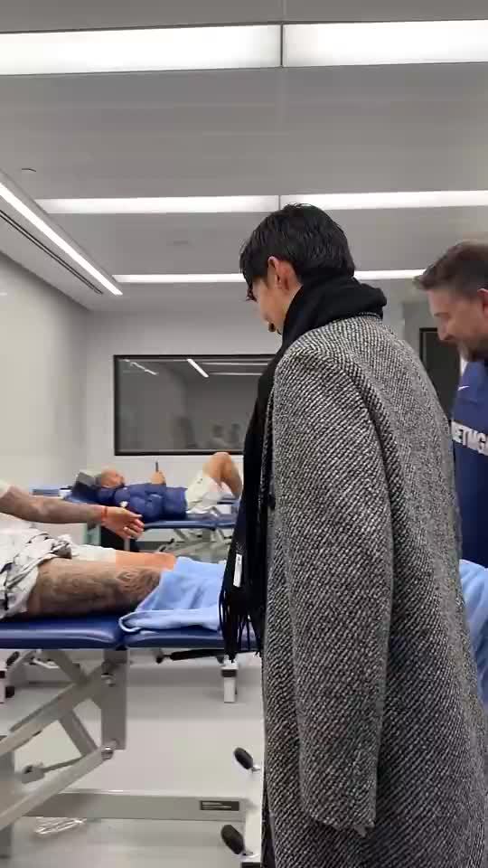 亲切拥抱！孙兴慜赛后与罗梅罗、里沙利松见面