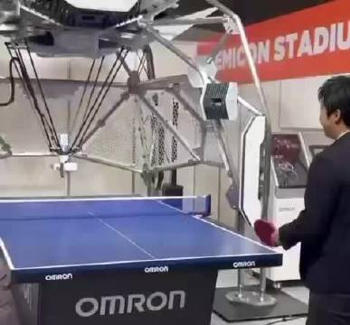 水谷隼体验乒乓球机器人，畅想人机大战前景