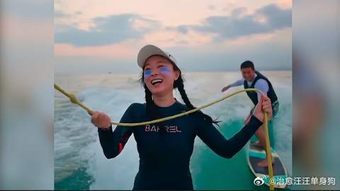 冲浪都能接吻，杜江霍思燕是娱乐圈糖商？多看他们一眼我都甜化！