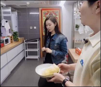 宋轶有洁癖，吃饭前必须要把餐具擦一遍