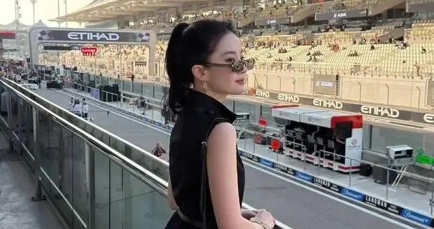刘亦菲亮相F1阿布扎比大奖赛，全黑造型化身时髦飒女郎