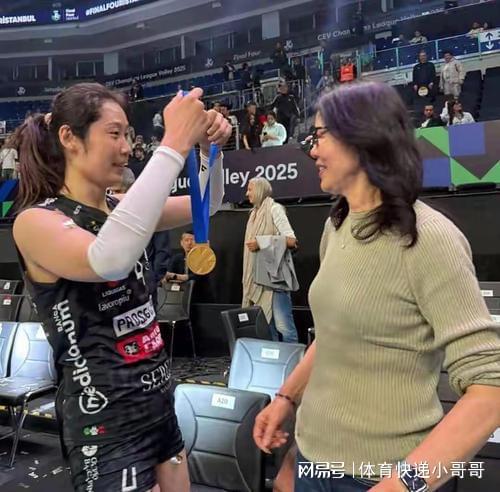 一个一个的，外面都炸翻天了，李盈莹怎么还坐得住的