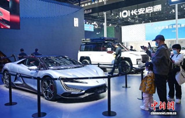 民众正在拍摄超跑汽车。中新网记者 唐小晴 摄