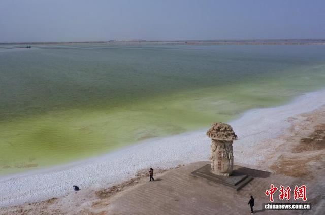 资料图为2023年3月21日,航拍青海省海西州格尔木市察尔汗盐湖。(无人机照片) 马铭言摄