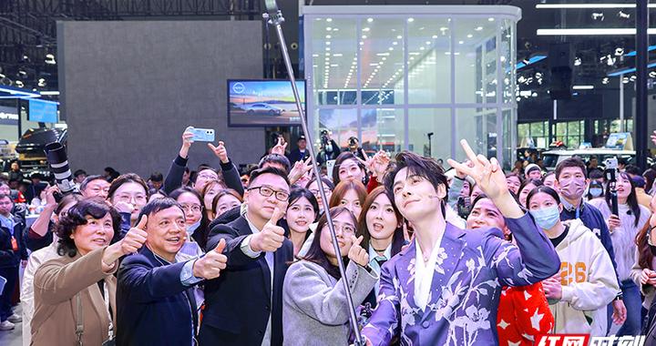 星光熠熠！东风日产N6首批车主交付盛典闪耀长沙国际车展