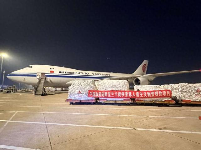 12月8日,CA1095航班搭载85吨救援物资飞往斯里兰卡。朱文渊、王颀/摄