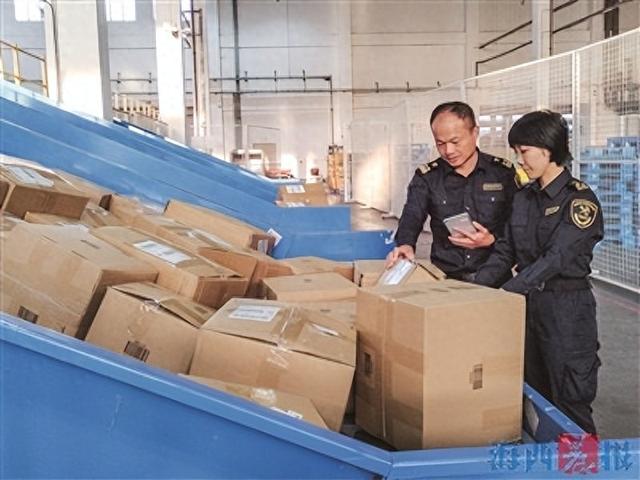 厦门机场海关关员对跨境电商出口包裹进行查验。杨怡婷 摄