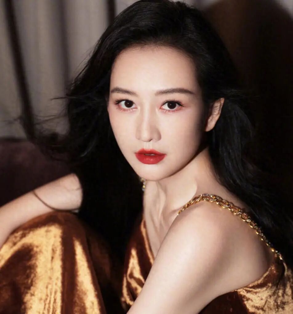 孩子生父成谜！王鸥带女儿逛公园被拍，和何九华恋情扑朔迷离