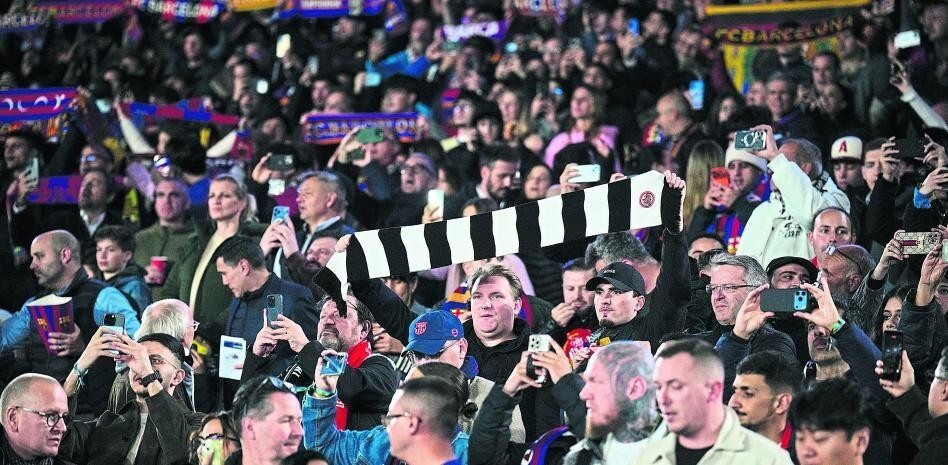 世体：对阵法鹰巴萨共有502人转卖门票，包括11名季票持有者