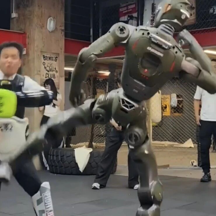 何小鹏刘强东看好的男人，被自家机器人踹翻