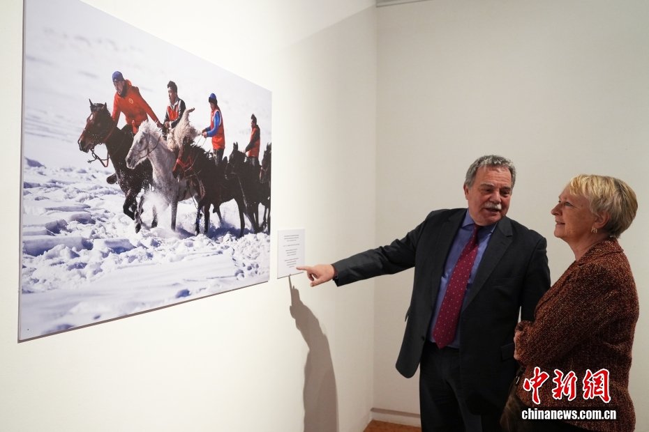 新疆维吾尔自治区成立70周年主题图片展阿斯塔纳揭幕