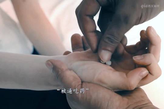 开门的一瞬间，她的整个世界都塌了