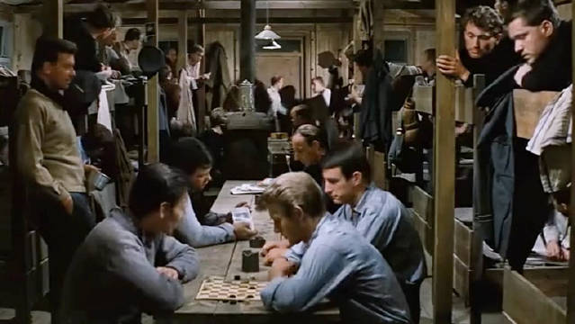 众人在越狱中不料突然被发现