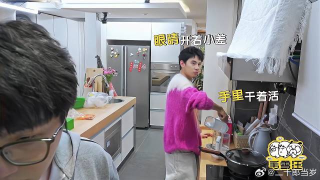 不愧是小孩哥！胡先煦准备火锅各种开小差，眼睛和手各干各的