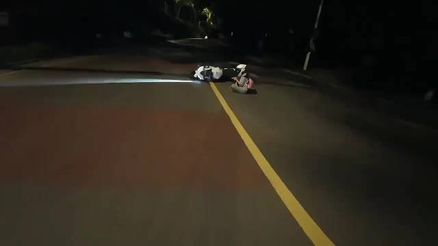 重庆一男一女骑摩托去世，19岁女孩挂护栏上，10天前刚摔完车