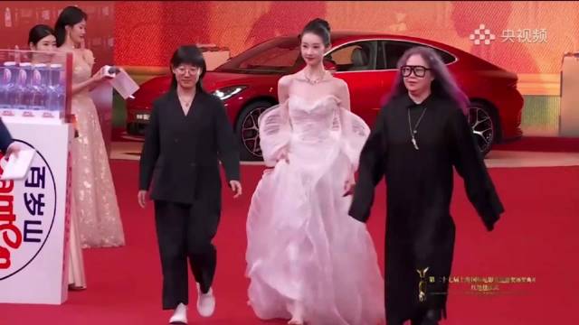 张艺凡抹胸粉色公主裙亮相，芭蕾舞者的身姿自带柔光，简直是甜妹本妹