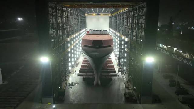 波兰烈风号护卫舰舰艏段运输完成，2026年下水