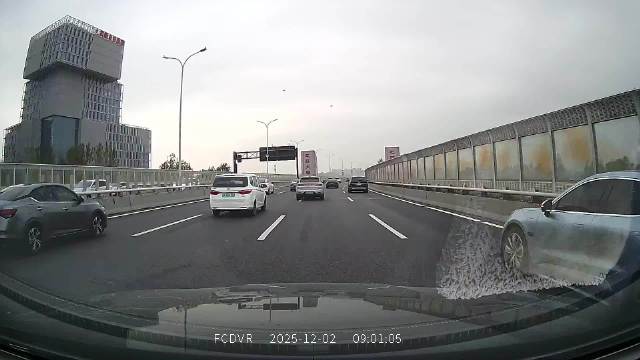 白色特斯拉被他吓死了，下面是江呀