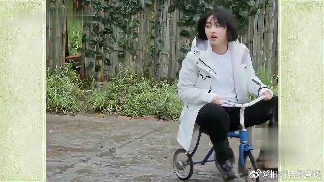 张子枫骑儿童三轮，黄磊满脸宠溺