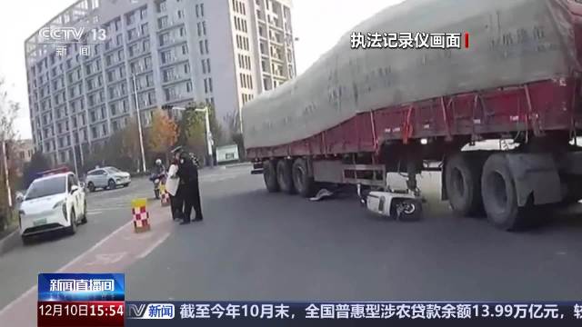 交警半挂车轮下拽出电动车驾驶员