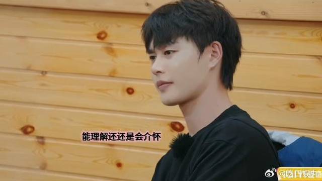 刘嘉玲拿她老公梁朝伟与柯淳作比较，他不化妆的