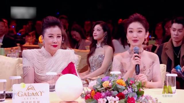 樊振东曾舜晞共同出席晚会，小胖竟完全不输舜晞，又帅实力又强