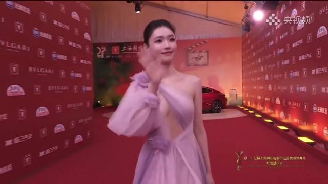 林允一袭紫色透视纱裙亮相，穿搭大胆又吸睛，朦胧美果然撩人