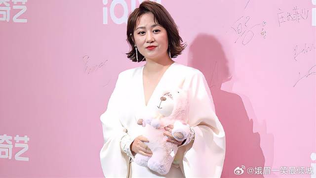 马丽听到晚会才过半表情痛苦，白鹿被抓玩手机反应可爱