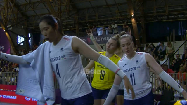 小方格的朱婷 好玩@女排朱婷ZT 科內利亚诺的氛围真好