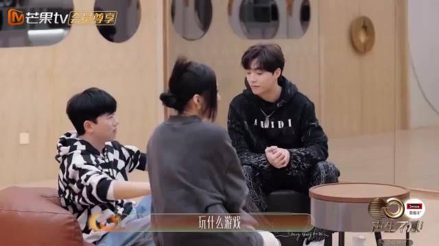 张杰、陈立农摸鱼打游戏，杰哥上手赢一分，技术有点溜