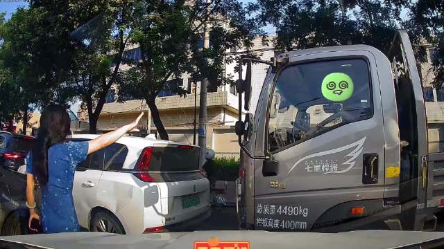 大货车盲区这么多，千万别学这位女将士