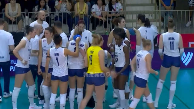 这次是朱婷帮小副攻扶着冰袋 互相帮助，友爱