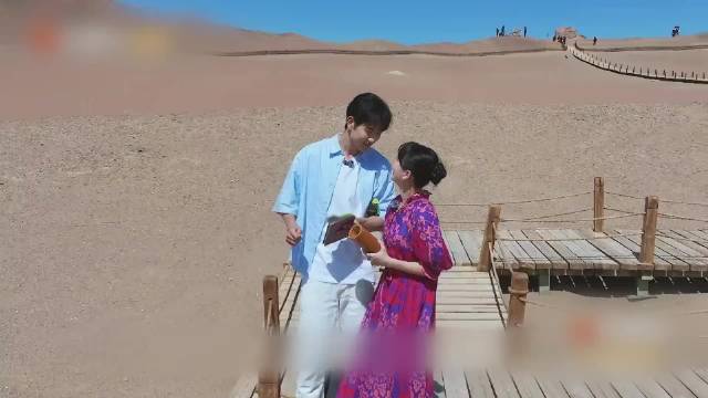 金莎孙丞潇相差19岁恋情引关注，因饭局相识双向奔赴