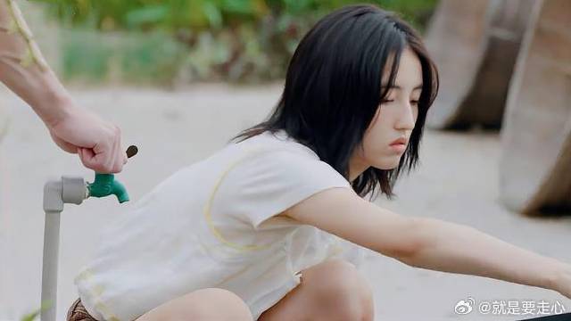 见张子枫陷入困难，何炅热情帮助！