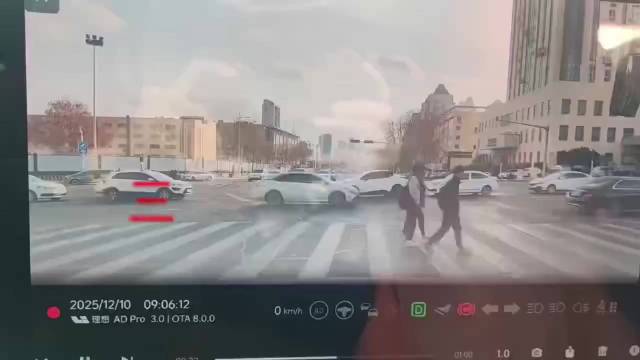 青岛兰博基尼与SUV路口相撞两车损毁严重