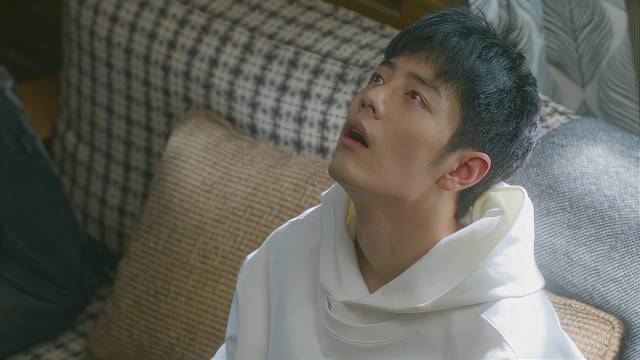 小奶狗告白被拒，窝在家里发疯，这一幕让人心疼