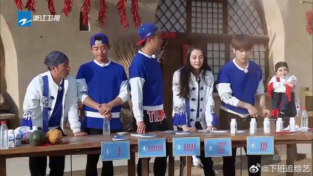 王嘉尔到底有多不能吃辣？还没吃就一身汗，吃完连喝5瓶酸奶