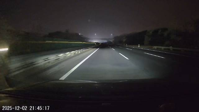 老司机的灯语能救人，夜间跑高速一定谨慎驾驶
