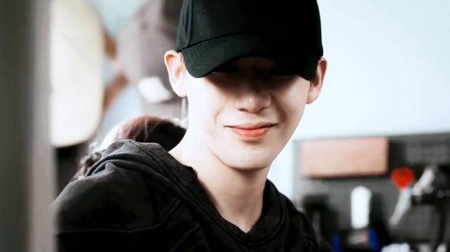 王安宇简直是棒球帽的神 进门被刘浩存后背抱，帽檐下的笑真的特自然