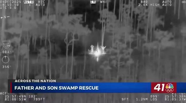 父子沼泽地摩托抛锚生火求救终获直升机救援